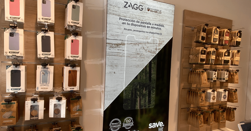 protector Zagg en tienda de reparaciones de móviles Save